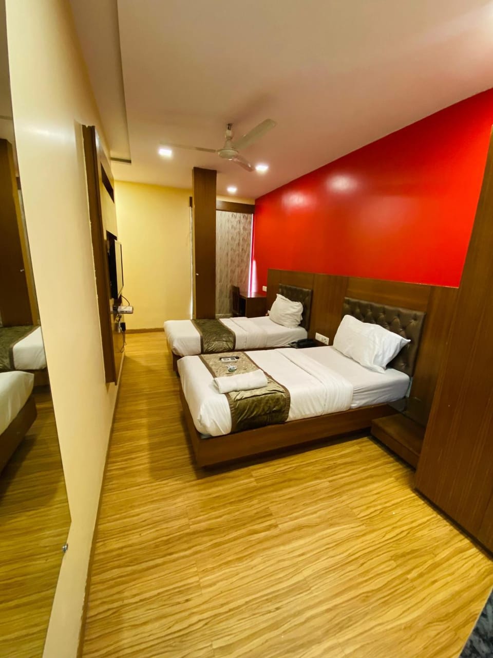 Bed, TV and multimedia, Living room, Photo of the whole room, Seating area, Bedroom, towels