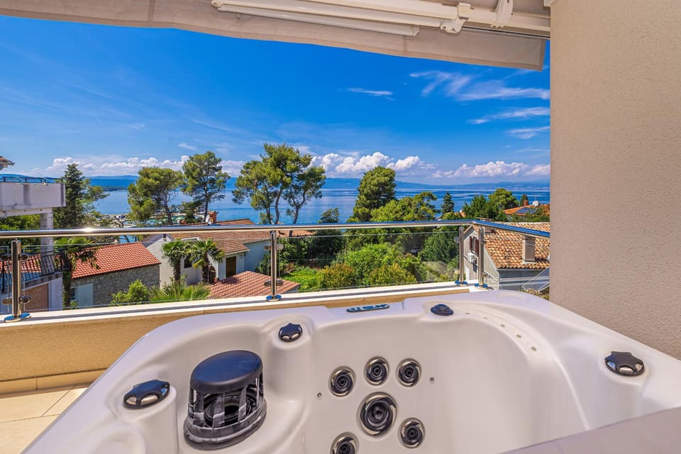 Natural landscape, Hot Tub, Balcony/Terrace