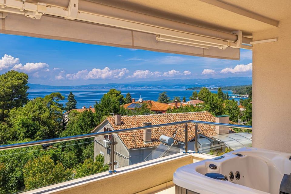 Natural landscape, Hot Tub, Balcony/Terrace