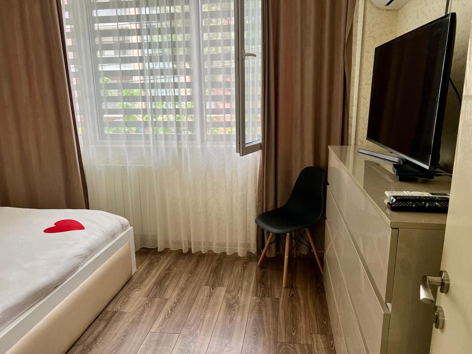 Communal lounge/ TV room, Bed, TV and multimedia, Photo of the whole room, Evening entertainment, Bedroom