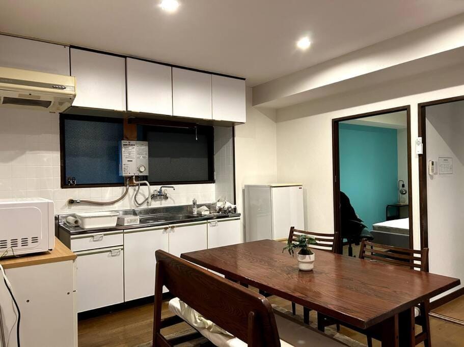 4F最寄駅まで徒歩3分。心斎橋まで3駅難波まで2駅で行ける好立地 Apartment in Osaka