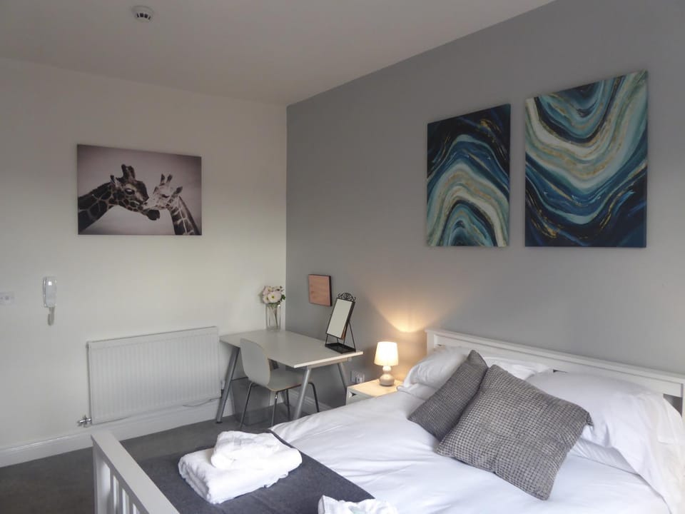 Bed, Living room, Bedroom, towels