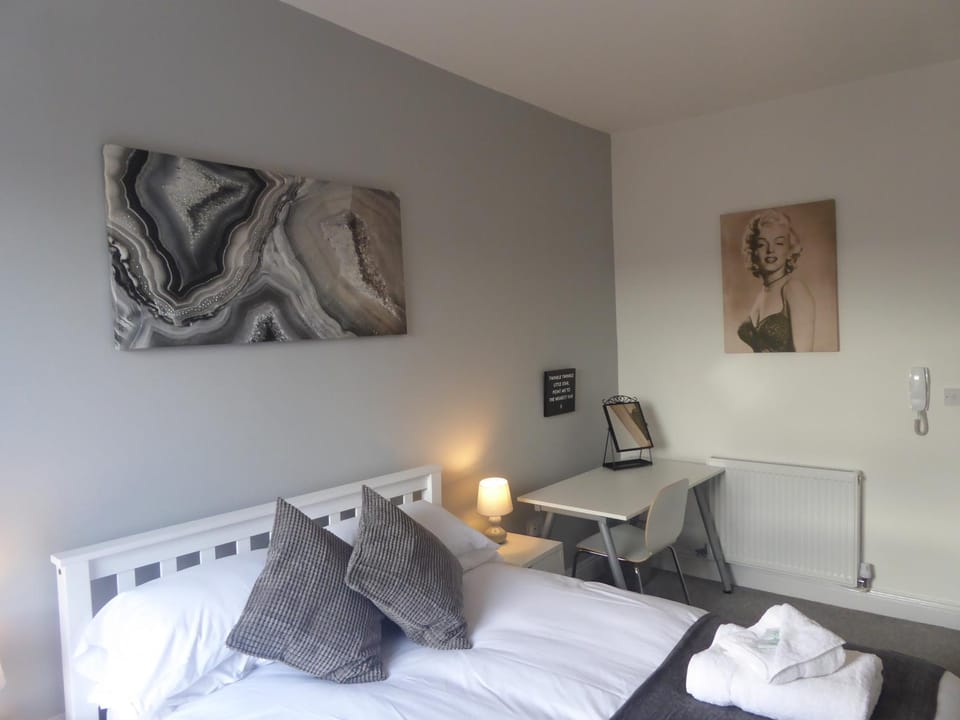 Bed, Bedroom, towels