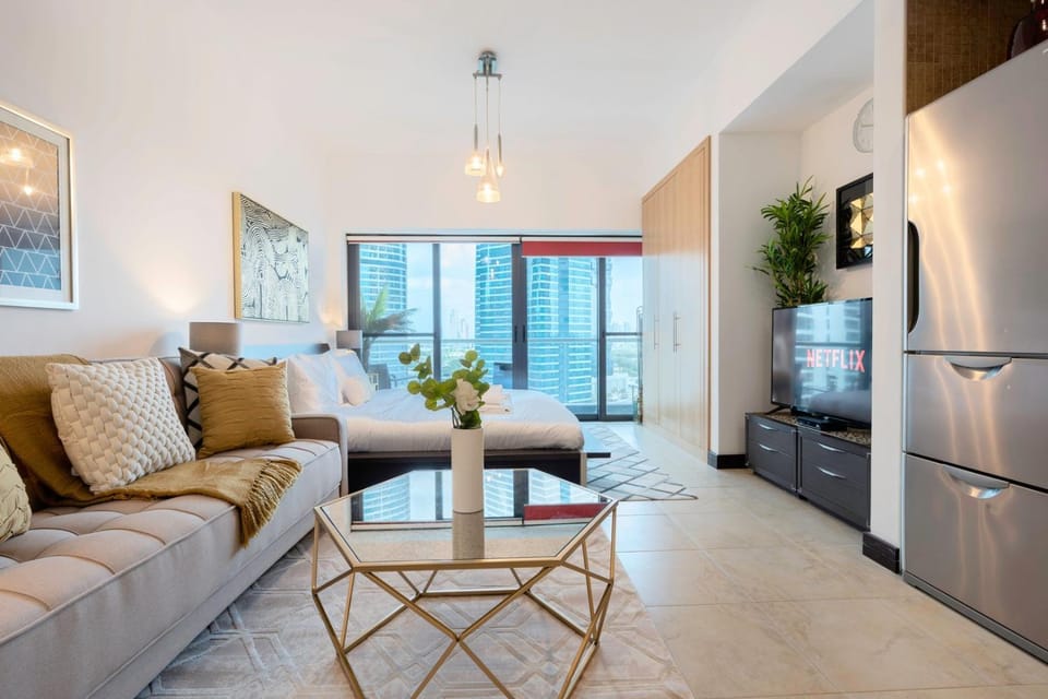 GuestReady - Studio | Balcony- Lake view Apartment in Dubai