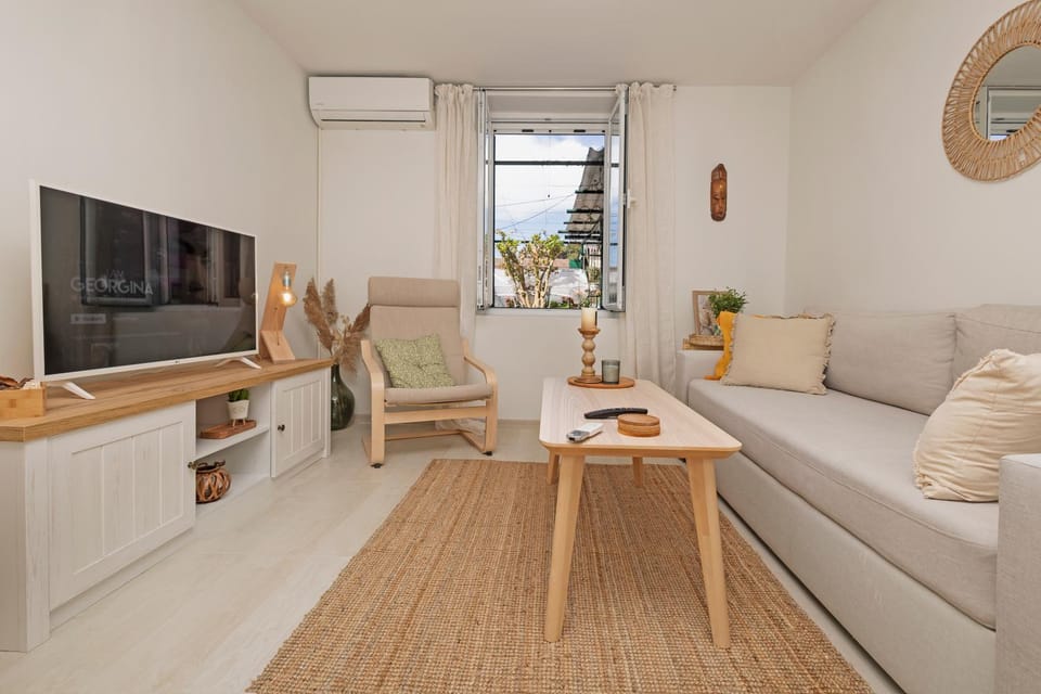 TV and multimedia, Living room, Seating area, Inner courtyard view