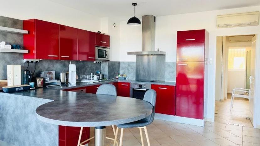 Kitchen or kitchenette, Dining area