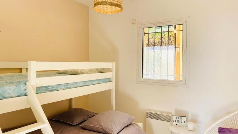 Bedroom, bunk bed