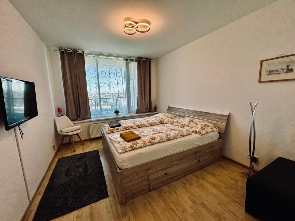 Bed, TV and multimedia, Bedroom