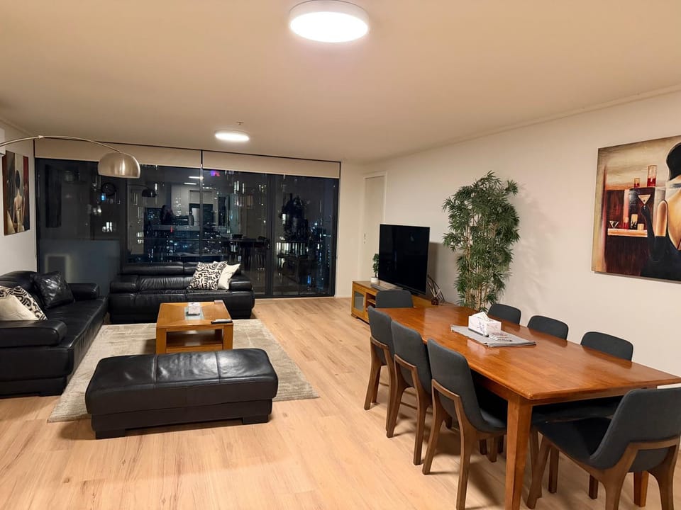 Spacious 3 Bedroom Apartment Southbank Apartment in Southbank