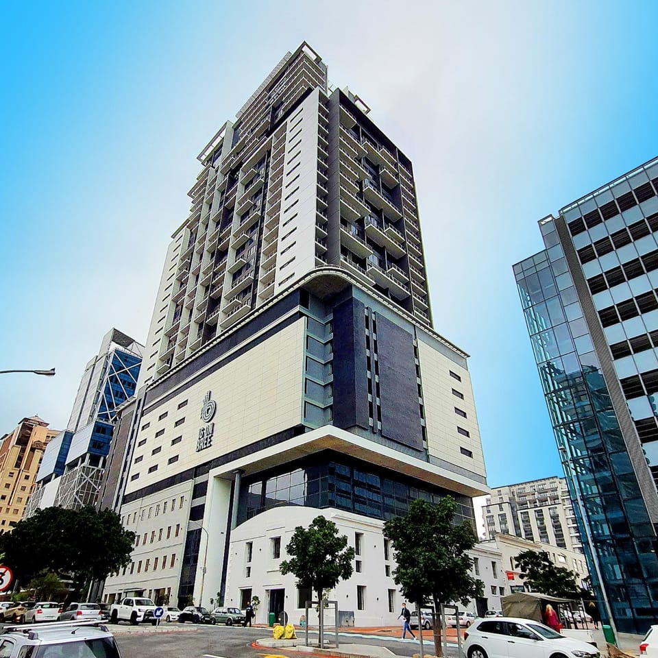 Stunning 22nd Floor Apt with Rooftop Pool & City Views 16onBree Apartment in Cape Town