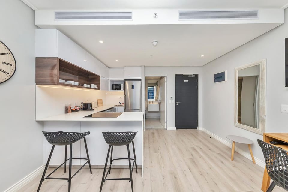 Stunning 22nd Floor Apt with Rooftop Pool & City Views 16onBree Apartment in Cape Town