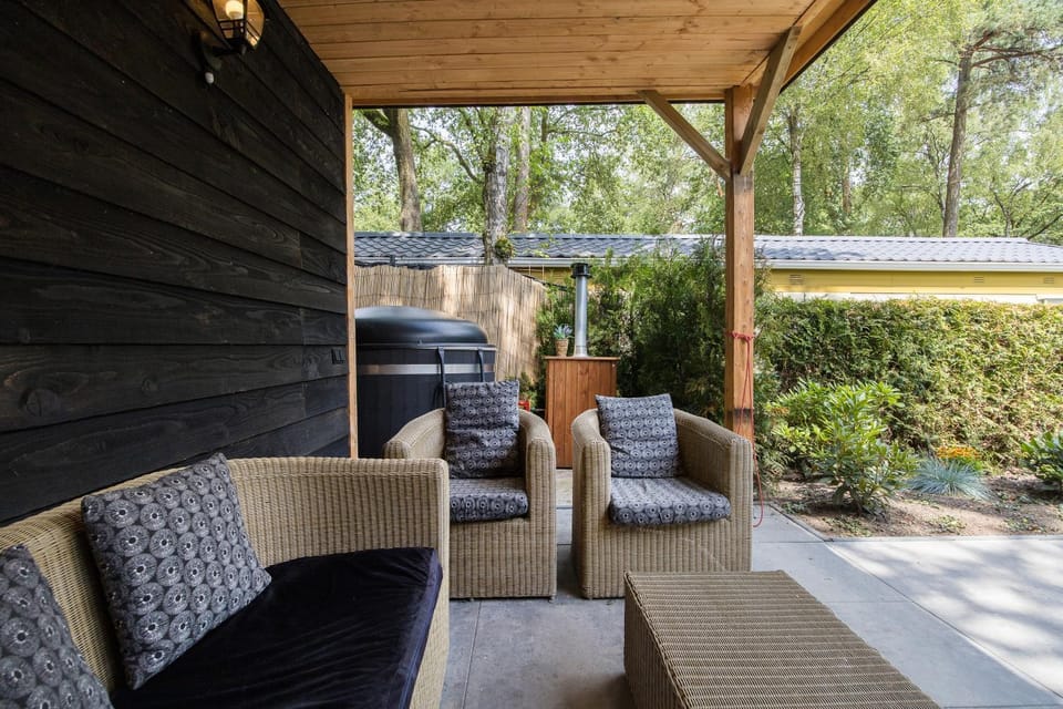 VELUWE HOENDERLOO LUXURY CHALET WITH PRIVATE SAUNA AND HOT TUB - Swimming Pool Tennis Court Supermarket Bowling Alley Theatre and Entertainment for Children Apartment in Hoenderloo