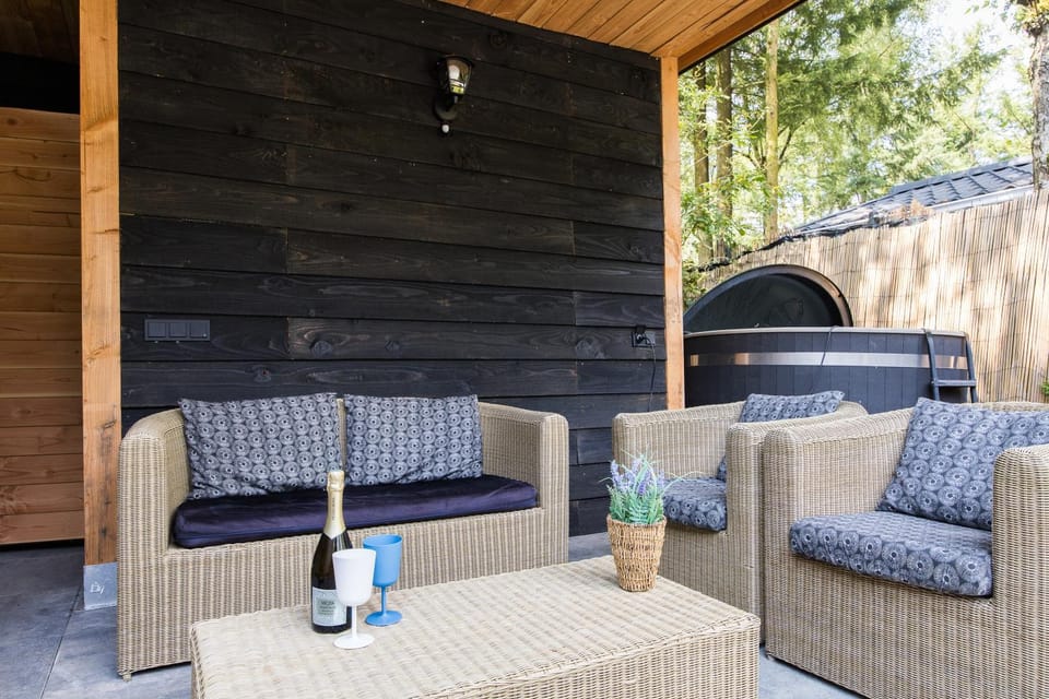 VELUWE HOENDERLOO LUXURY CHALET WITH PRIVATE SAUNA AND HOT TUB - Swimming Pool Tennis Court Supermarket Bowling Alley Theatre and Entertainment for Children Apartment in Hoenderloo