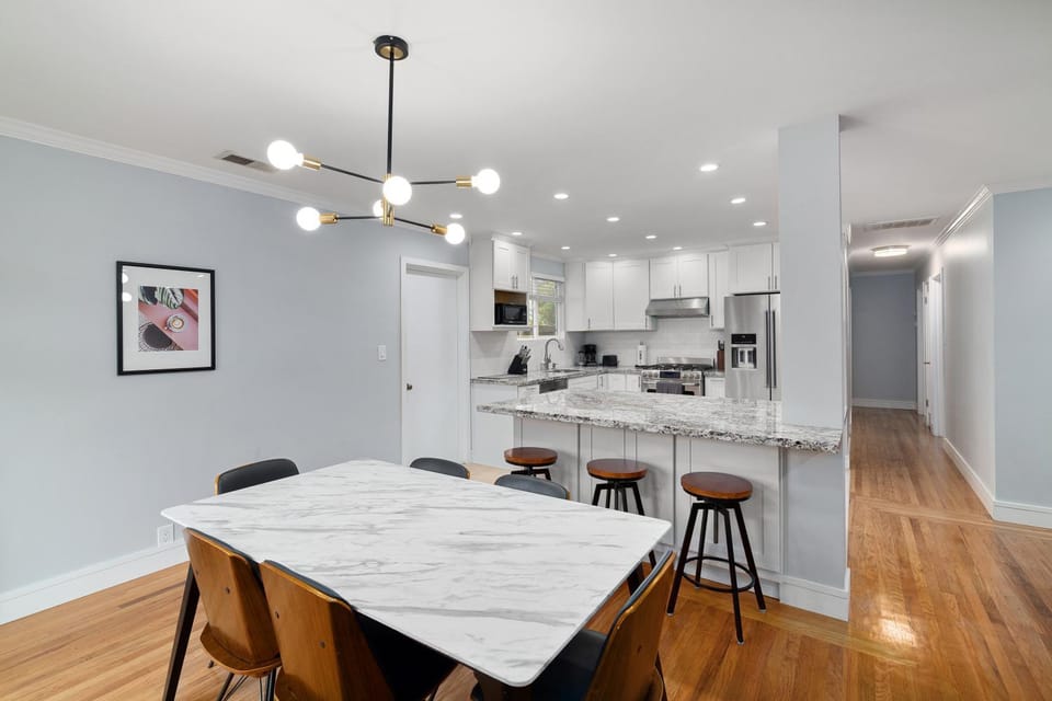 Kitchen or kitchenette, Dining area