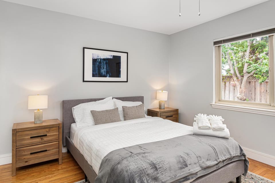 Bed, Photo of the whole room, Decorative detail, Bedroom, Garden view, towels