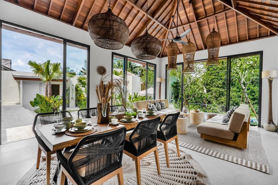 View (from property/room), Living room, Seating area, Dining area