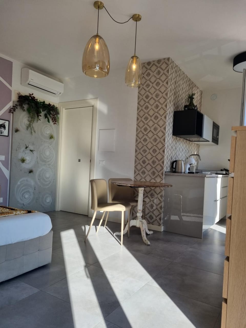 Kitchen or kitchenette, Living room, Dining area, minibar, air conditioner