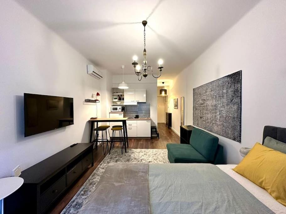 Bed, TV and multimedia, Living room, Photo of the whole room, Seating area, Dining area, Evening entertainment, Bedroom, air conditioner