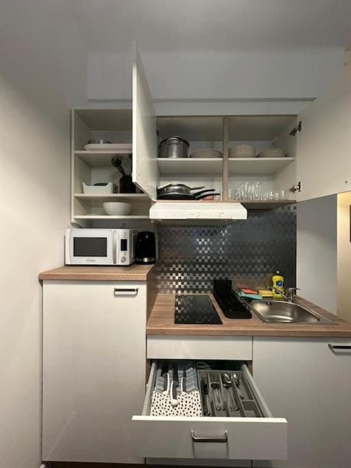 Kitchen or kitchenette, dishwasher, stove