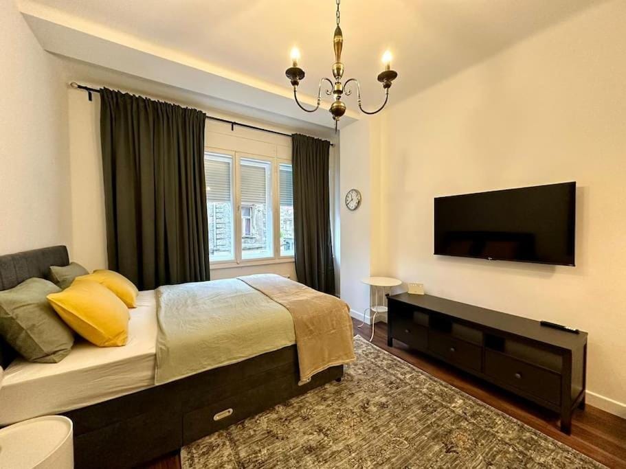 Bed, TV and multimedia, Photo of the whole room, Bedroom