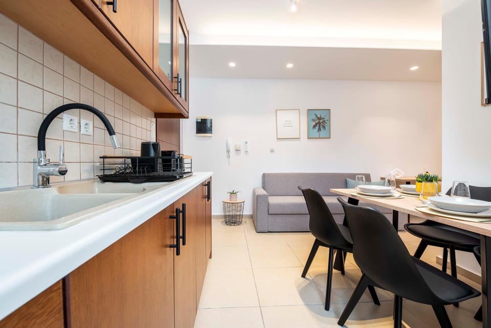 Coffee/tea facilities, Kitchen or kitchenette, Living room, Seating area, Dining area