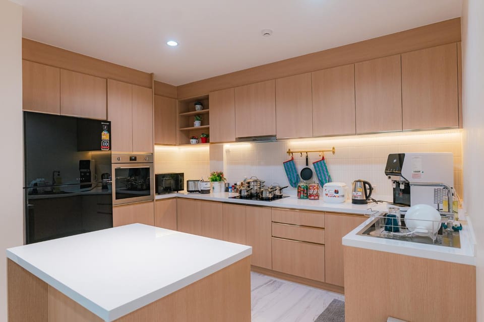 PRIME SUKHUMVIT MODERN HOME, Phrom Phong BTS, Em District, Up to 14 guests Villa in Bangkok