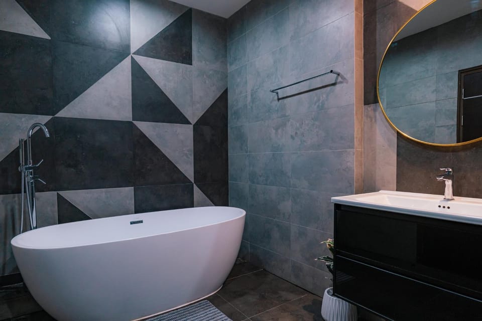 PRIME SUKHUMVIT MODERN HOME, Phrom Phong BTS, Em District, Up to 14 guests Villa in Bangkok