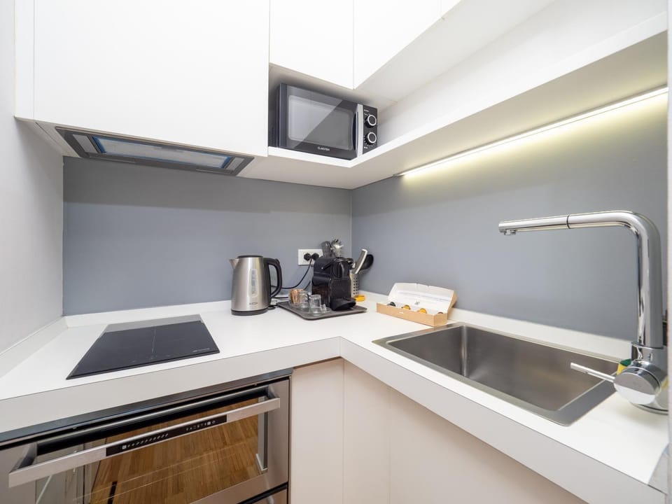Coffee/tea facilities, Kitchen or kitchenette, stove