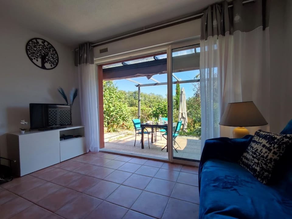 TV and multimedia, Balcony/Terrace, Living room, Seating area