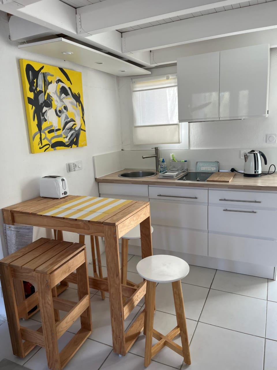 Kitchen or kitchenette, Dining area, stove, toaster