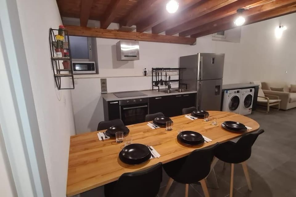 Dining area, minibar, pet friendly, stove