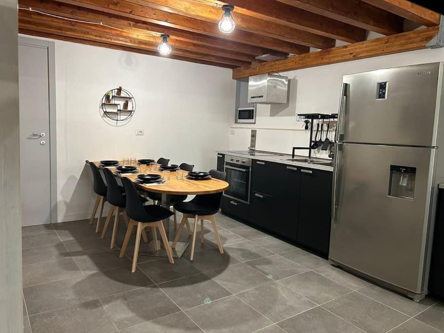 Kitchen or kitchenette, minibar