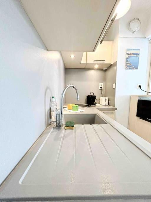 Le Dulys : Apt 2 prs, vue mer, clim, 2 min plages Apartment in Antibes