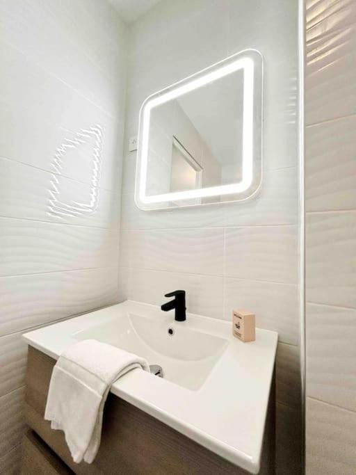 Le Dulys : Apt 2 prs, vue mer, clim, 2 min plages Apartment in Antibes