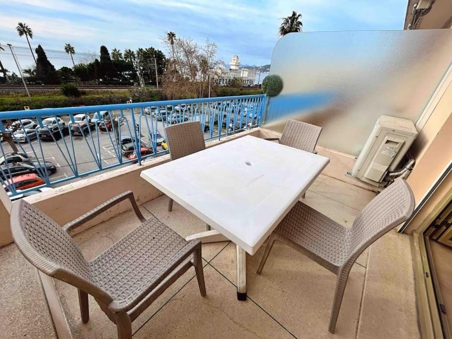 Le Dulys : Apt 2 prs, vue mer, clim, 2 min plages Apartment in Antibes