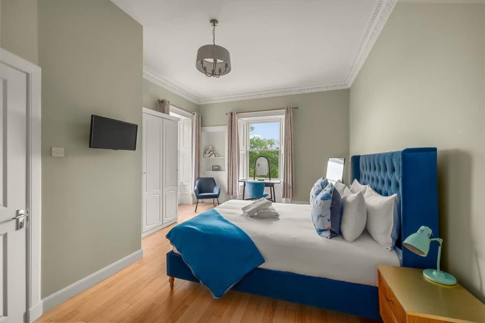 Rosebank House - 12 Guests, 6 Ensuite Bedrooms, EV point, Games Rooms, Wood Burner, Pet Friendly! House in Scotland