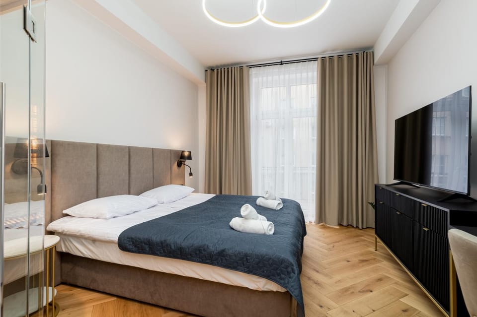 Bed, TV and multimedia, Bedroom