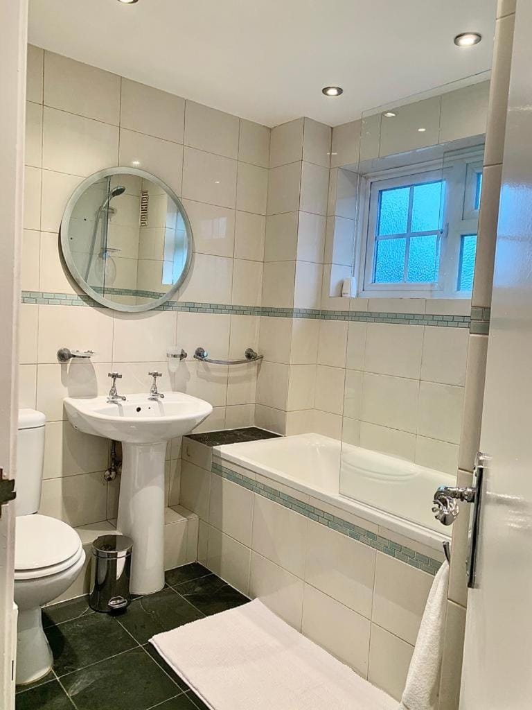 1-Bedroom Apartment in Balham with Free Parking - near Tube Station Apartment in London