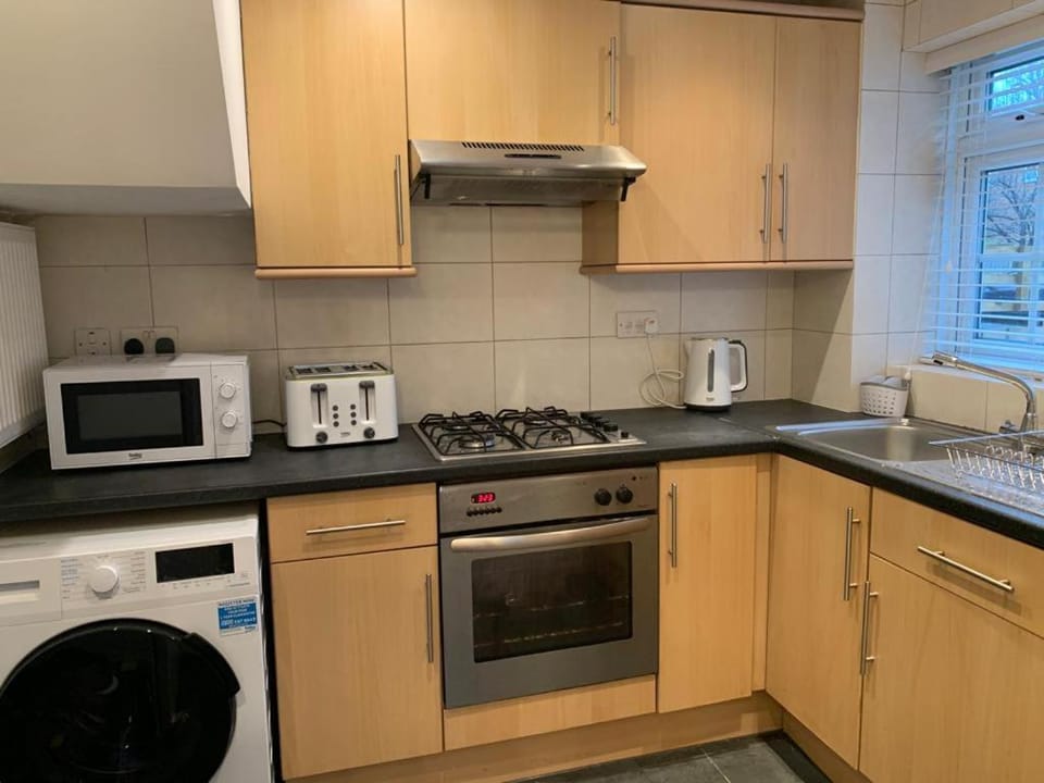 1-Bedroom Apartment in Balham with Free Parking - near Tube Station Apartment in London