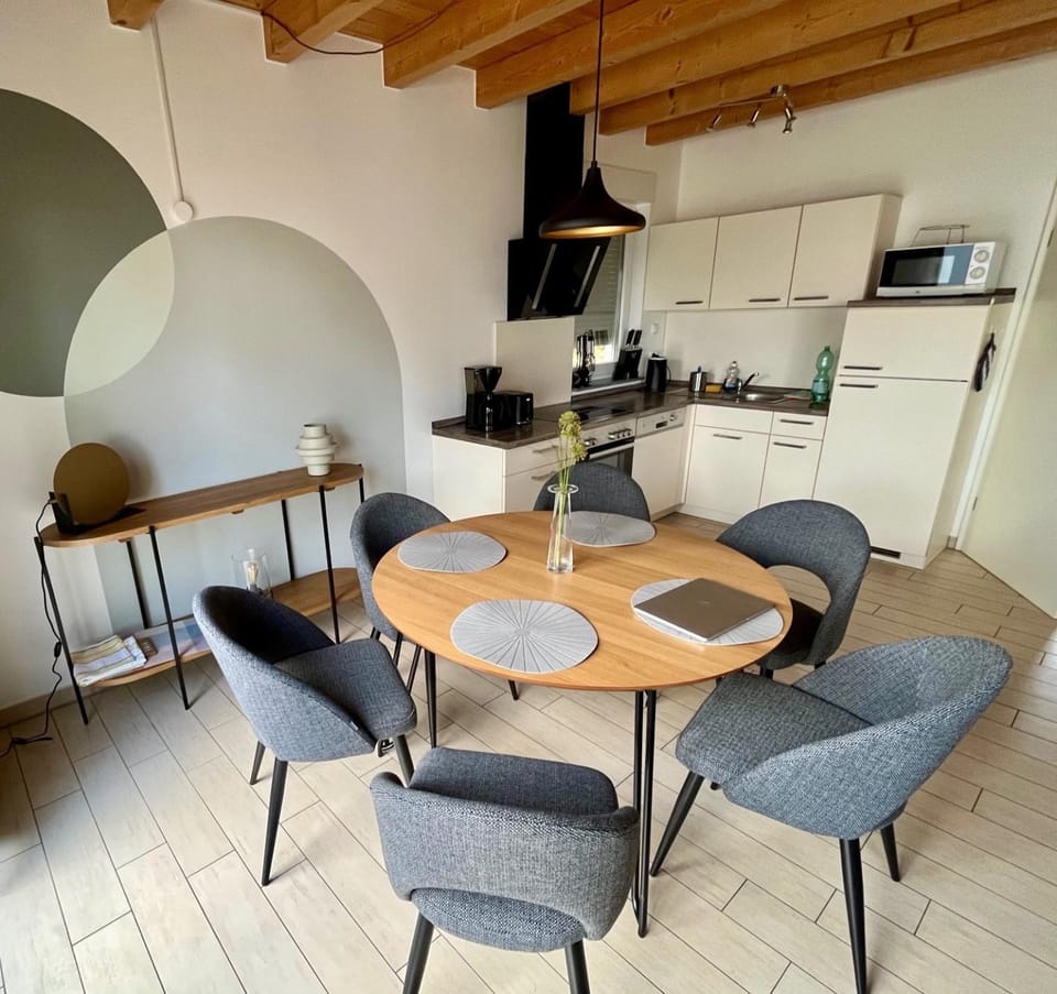 Kitchen or kitchenette, Seating area, Dining area