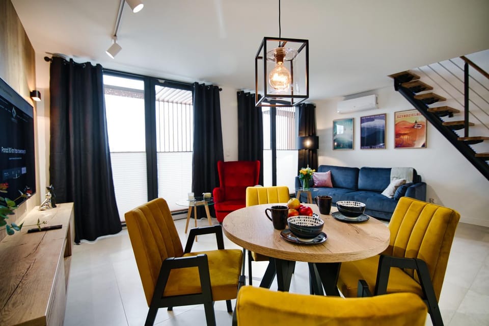 TV and multimedia, Living room, Seating area, Dining area