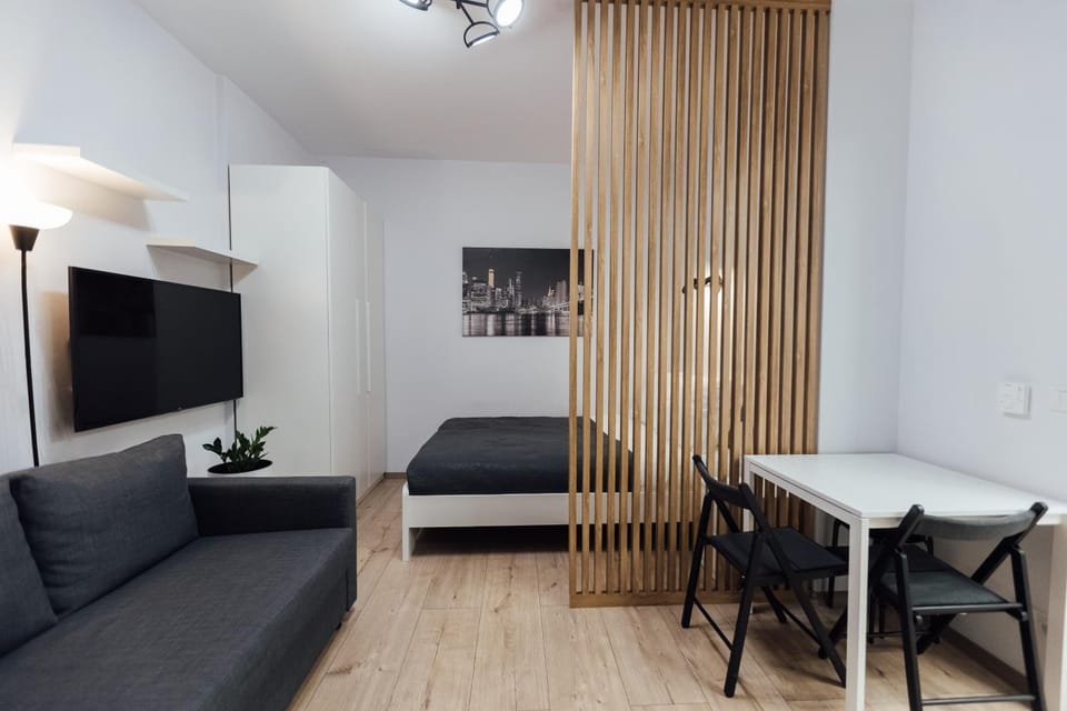 Bed, TV and multimedia, Living room, Seating area, Dining area, Bedroom