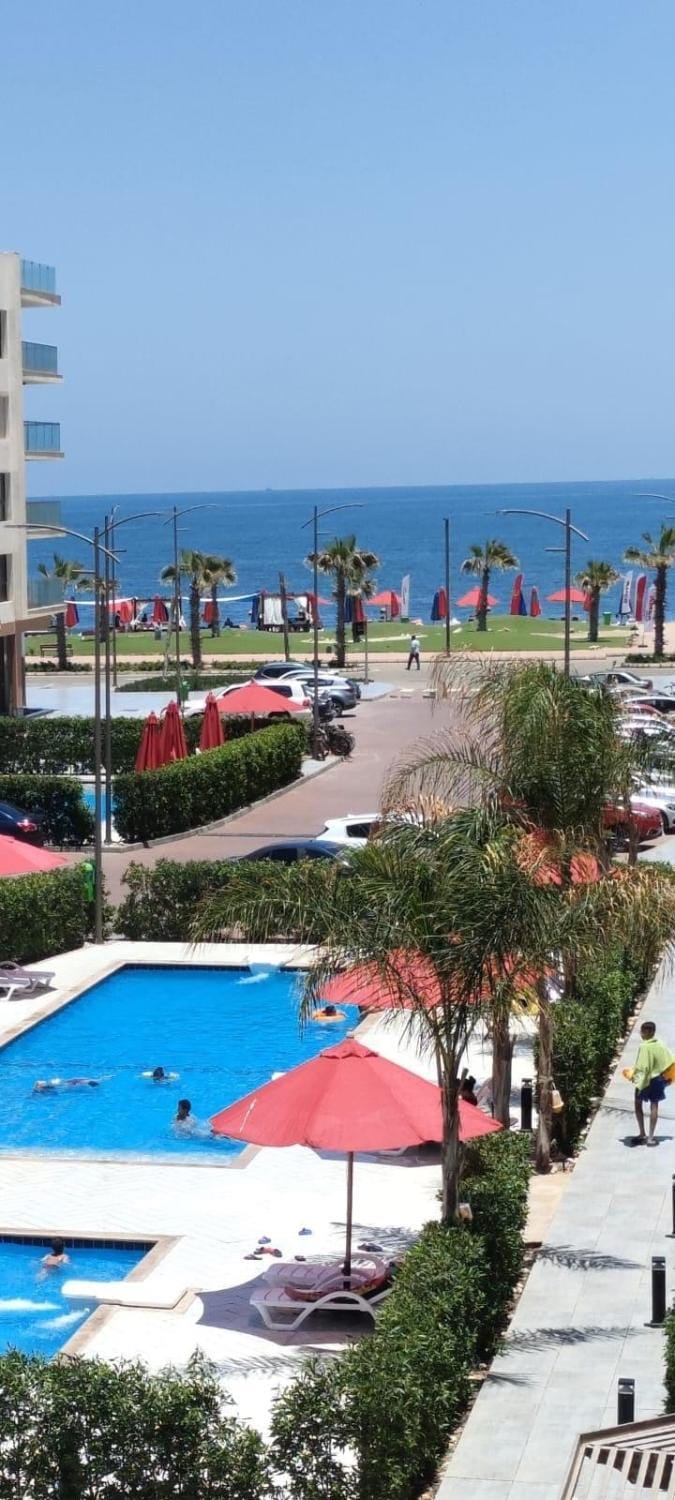 Swimming pool, Parking
