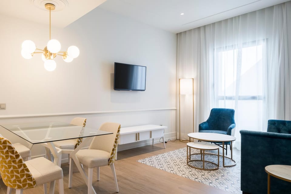 TV and multimedia, Seating area, Dining area
