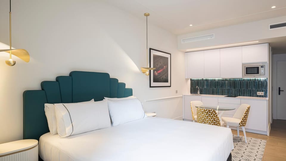 Bed, TV and multimedia, Kitchen or kitchenette, Photo of the whole room