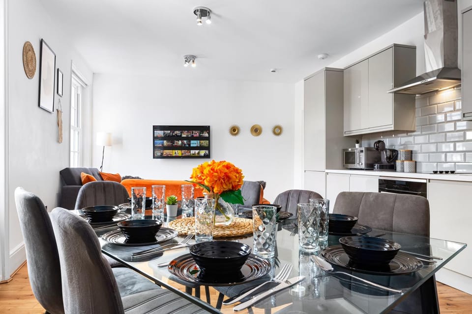 Seating area, Dining area