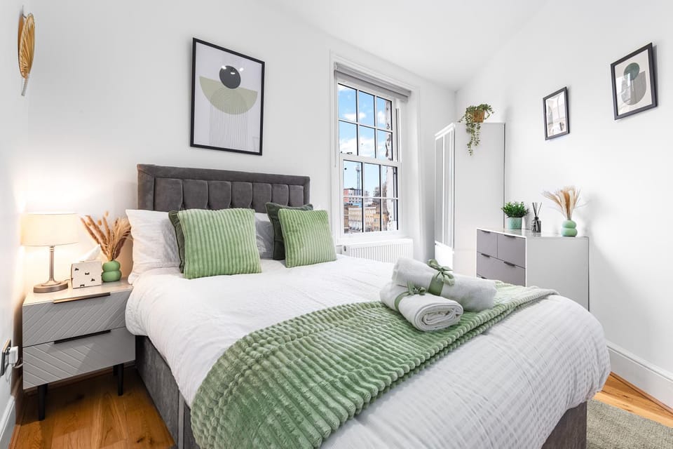 Bed, Photo of the whole room, Bedroom, towels