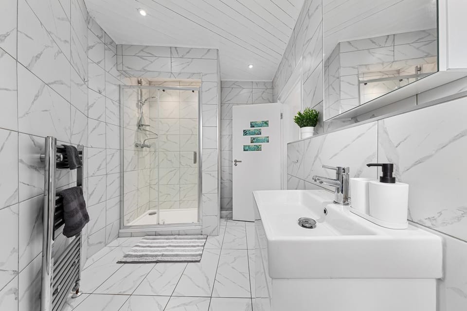 Shower, Bathroom, towels