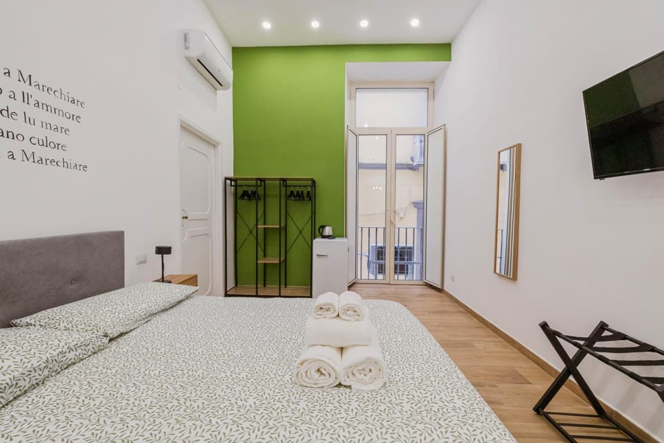Photo of the whole room, Bedroom