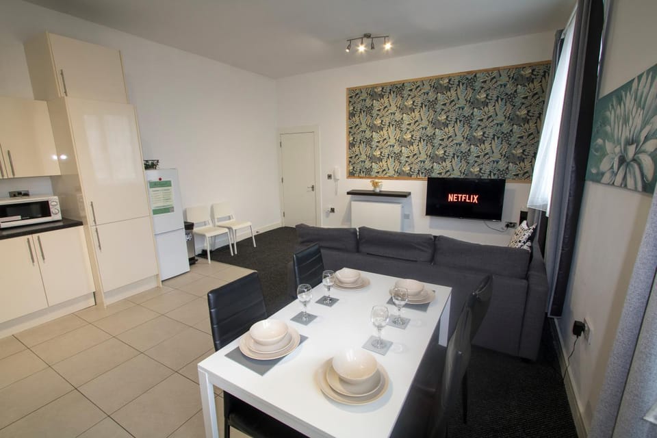 Ideal for groups - 2 Bedroom Apartment - Free Parking, Transit links, Close to Stadiums Apartment in Salford